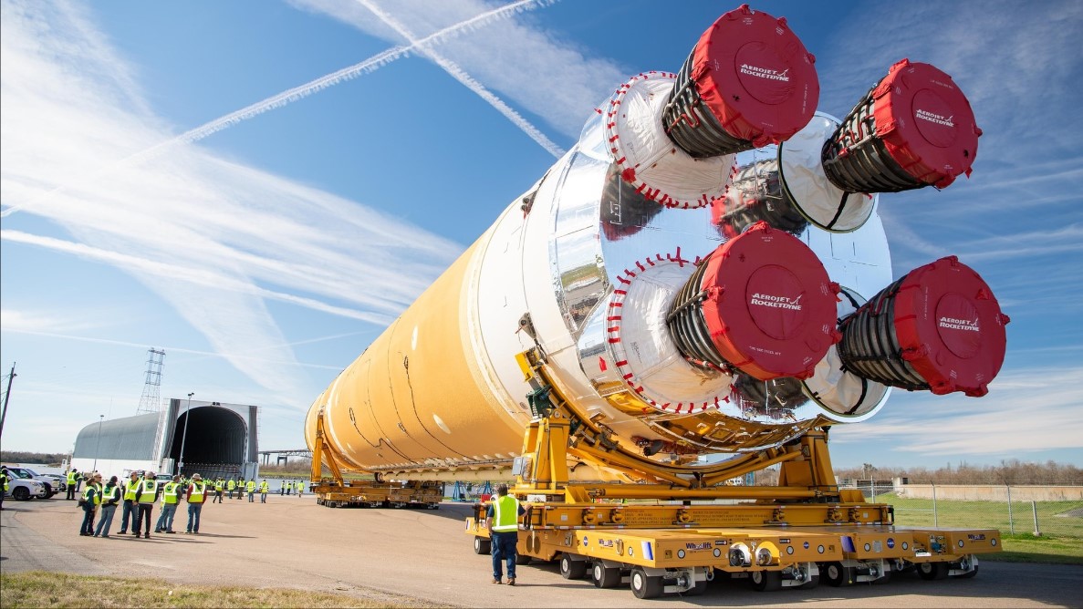 NASA's Giant Artemis 2 Moon Rocket Core Rolls Out for Historic Astronaut Mission