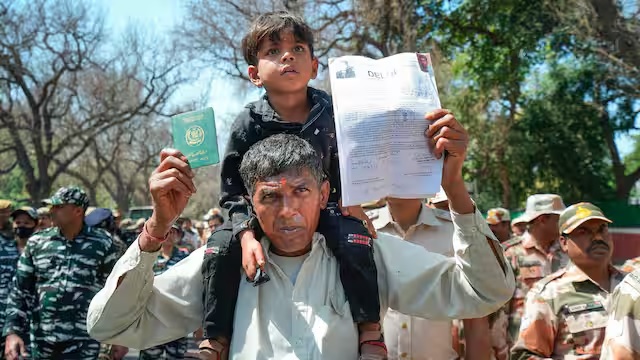 18 Hindu Refugees from Pakistan Become Indian Citizens in Ahmedabad Camp