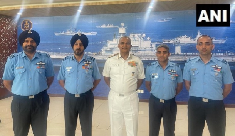 Navy Chief Meets Air Force Pilots Completing 10-Hour Continuous Flight for Anti-Piracy Mission in the Indian Ocean